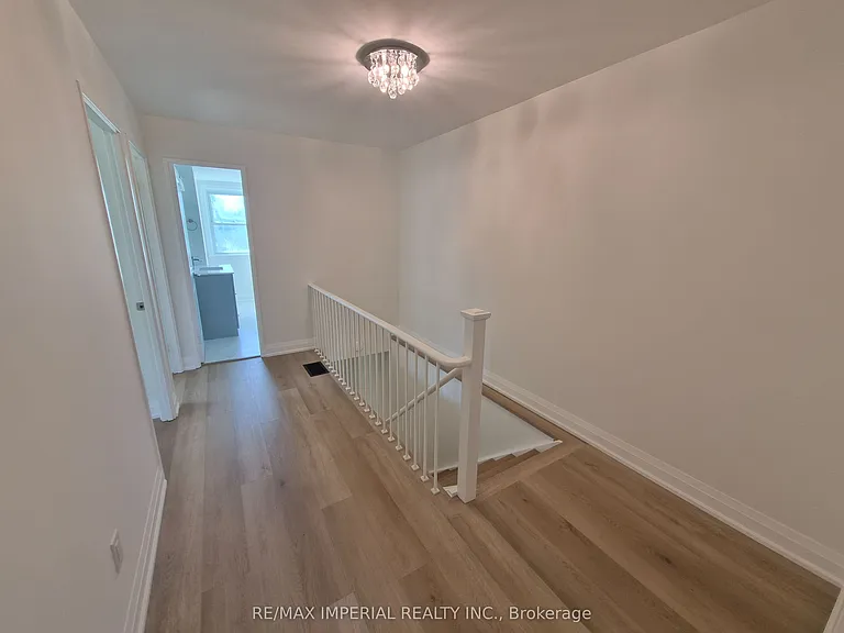 757 Pam Cres — Photo 14