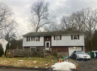 17 Forest Ln, Bloomfield, CT 06002