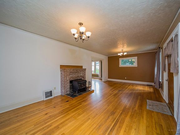 2nd image of 2423 Lombard Ave