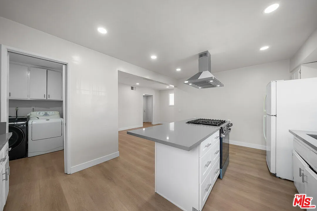 3 bed, 2.0 bath, 1100 sqft, $3,200 — Photo 3