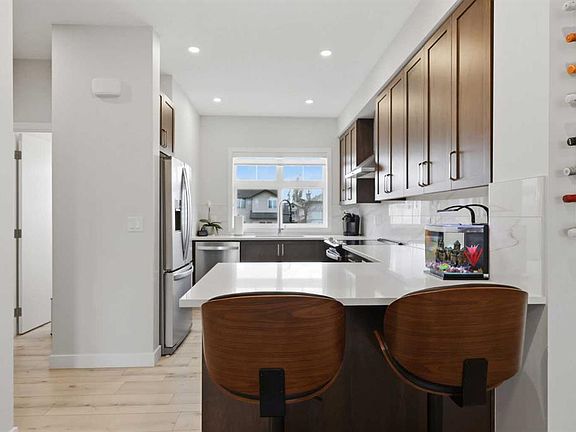 2nd image of 11 N Les Jardins Park SE