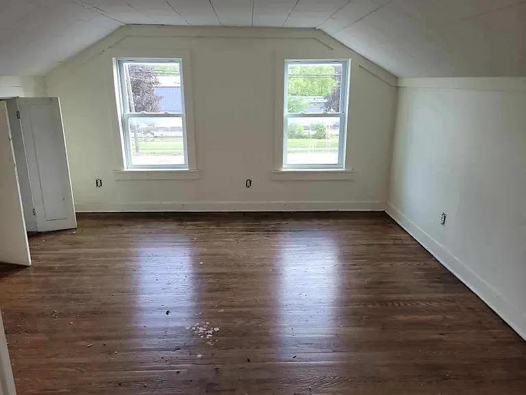 237 E Main St — Photo 3