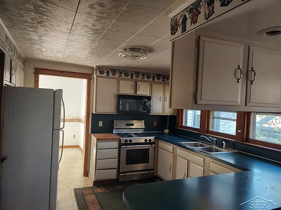 3rd image of 250 W Harcourt St