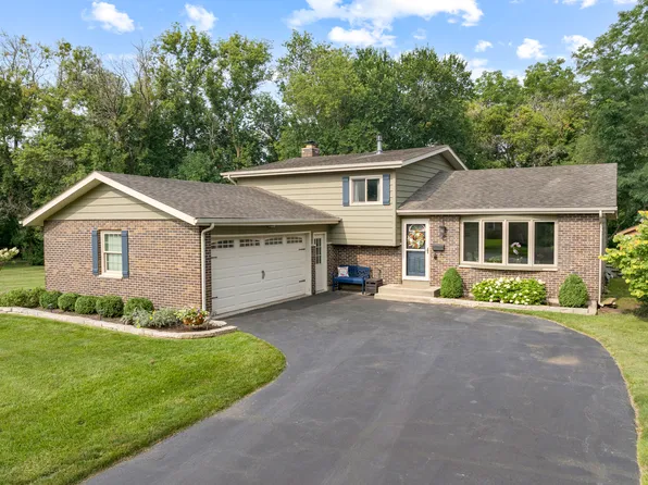 914 Scott St, Algonquin, IL 60102