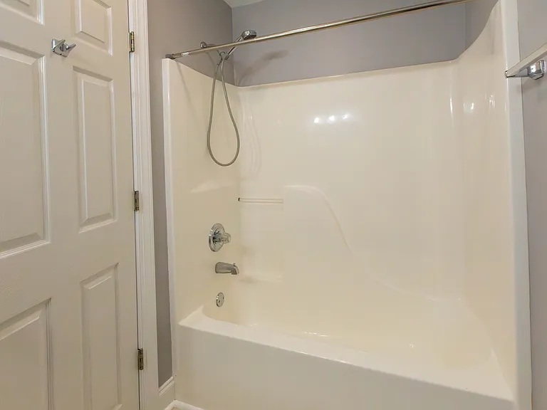 312 Queen Victoria Way — Photo 14