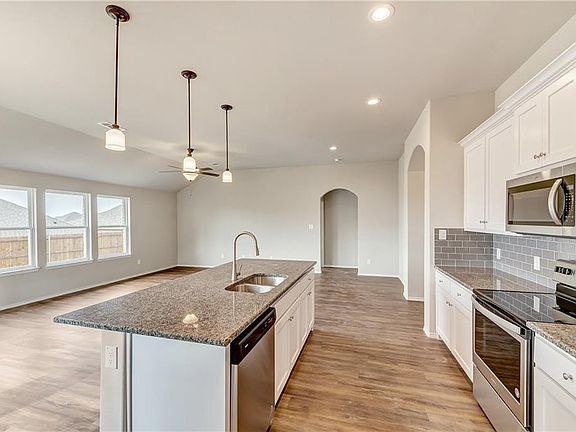 5th image of 3908 Kensington Dr