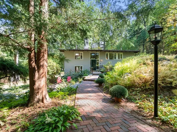 54 Prospect St, Sherborn, MA 01770