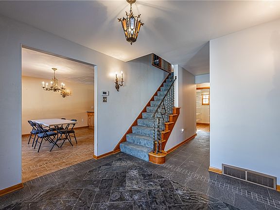 3rd image of 50 Camelot Ct