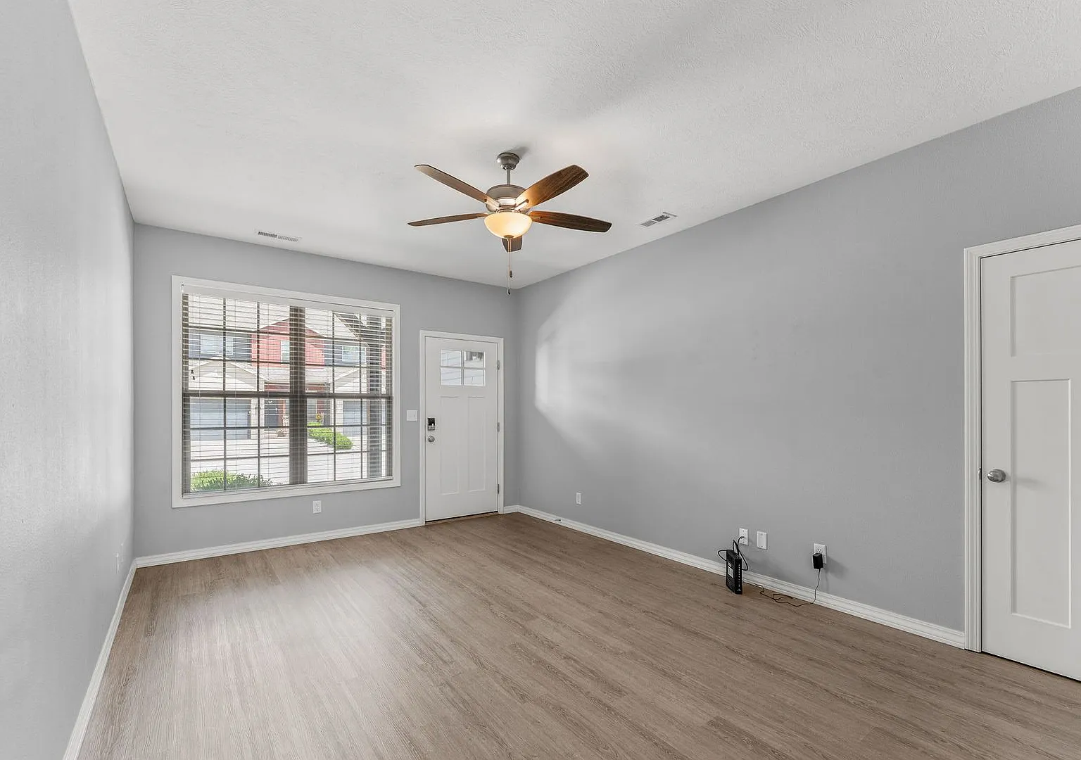 New Luxury 3 Bed 2.5 Bath Townhouse — Photo 3