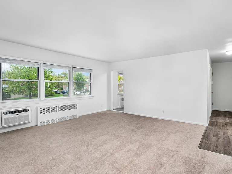 Crestwood Lake Apartments — Photo 92