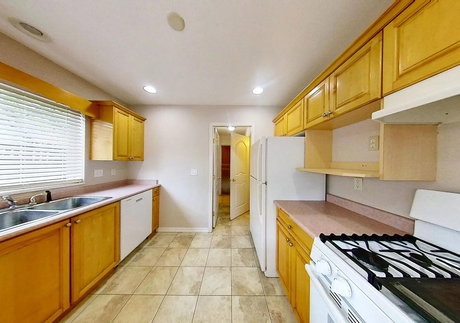 Rent Special! $500 Off Of First Month! 3 Bedroom, 2.5 Bath In The Cordata/Meridian Area! — Photo 2