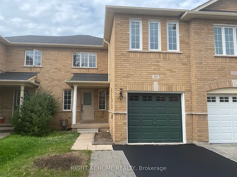 2351 Newcastle Cres — Photo 1