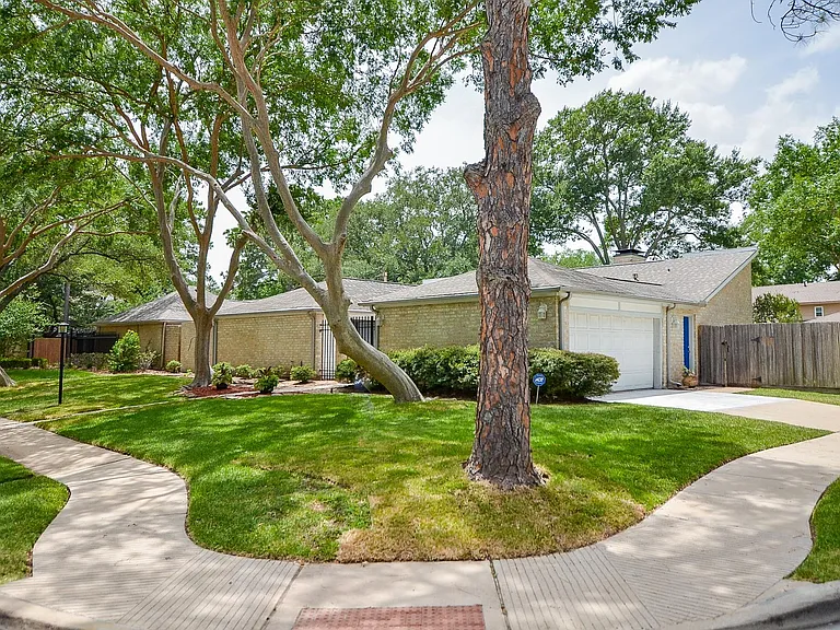 1702 Cherry Bend Dr — Photo 3
