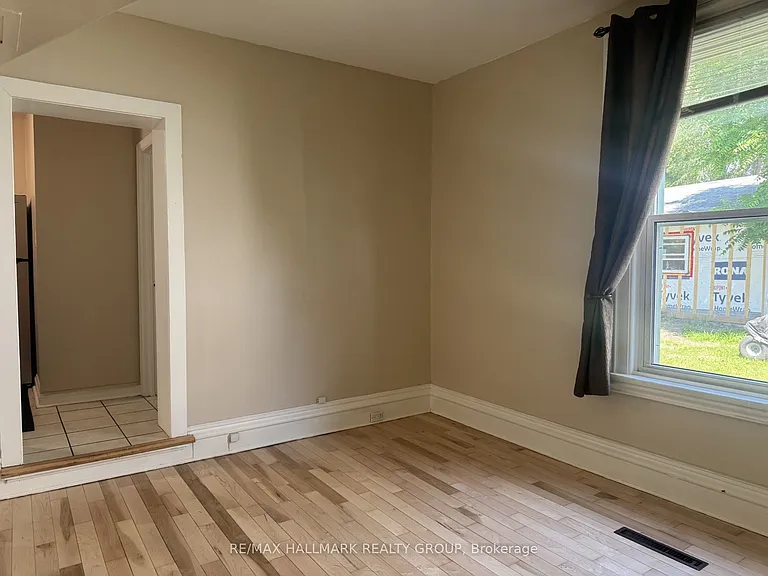 20 Russell St W #3 — Photo 16