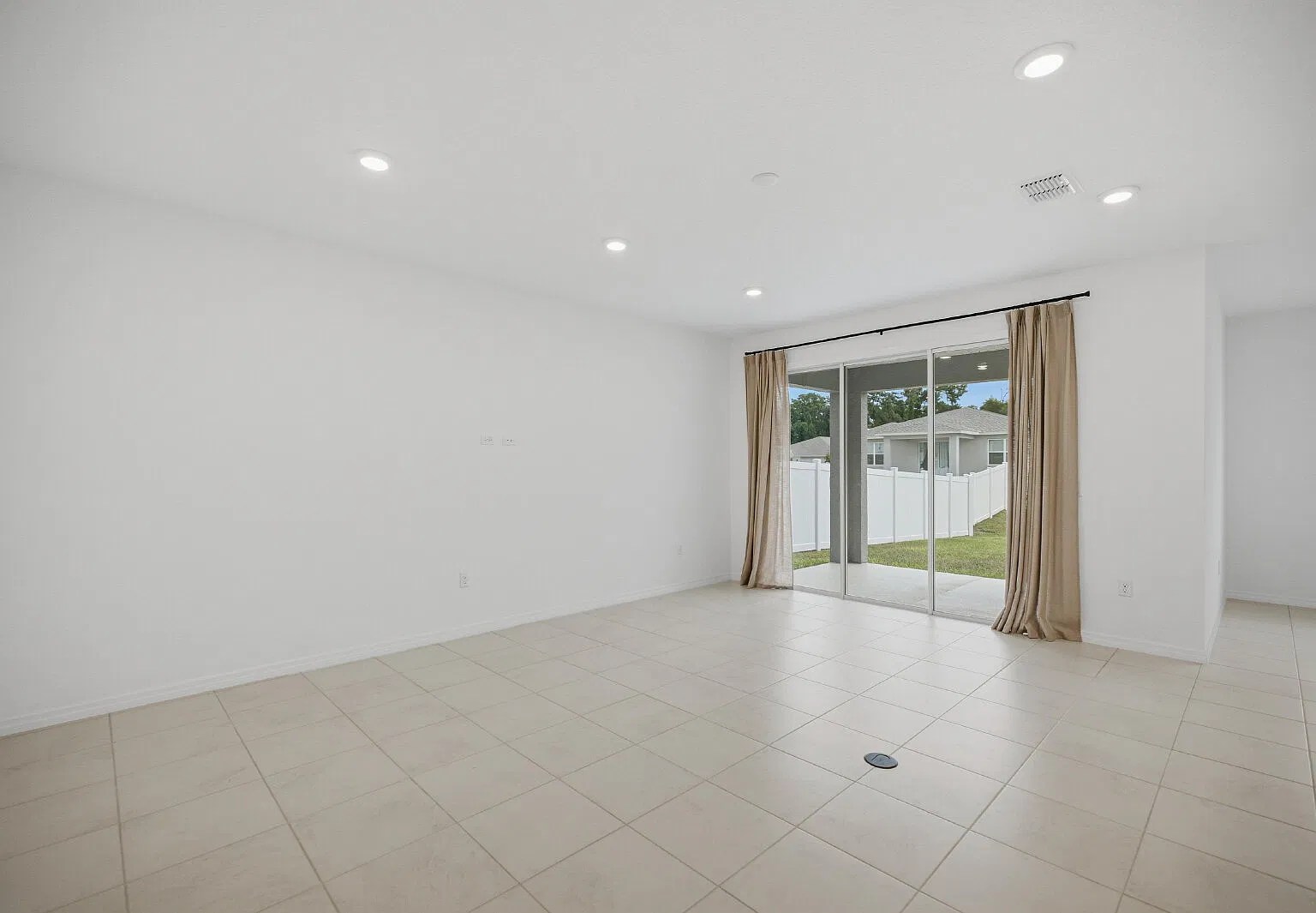 4 bed, 3.0 bath, 2011 sqft, $2,395 — Photo 4