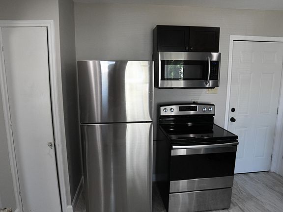 2nd image of 1406 W Gramercy Pl