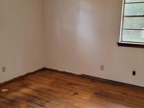 4th image of 2749 Hollywood Ave