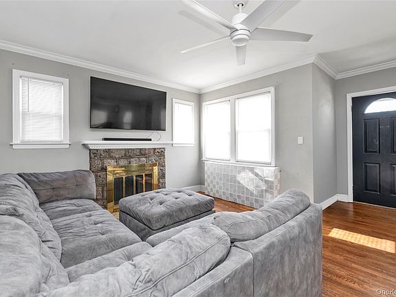 4th image of 1125 Esther Street