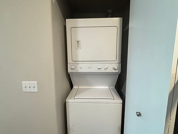 4th image of 5045 N Northwest Hwy #102