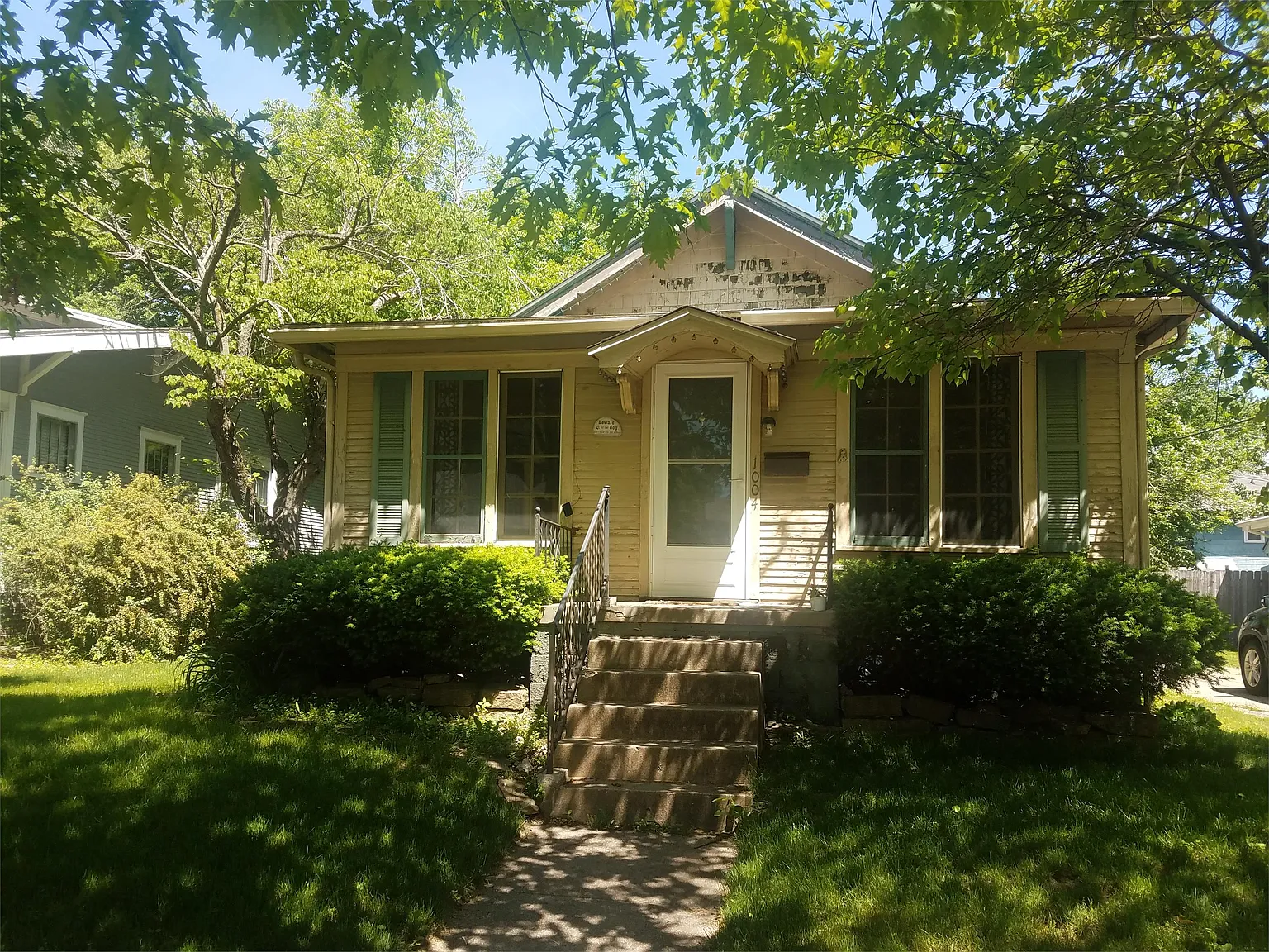 1004 E Washington St photo 1