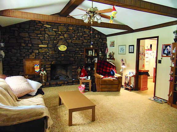 3rd image of 12 Tanglewood Ln