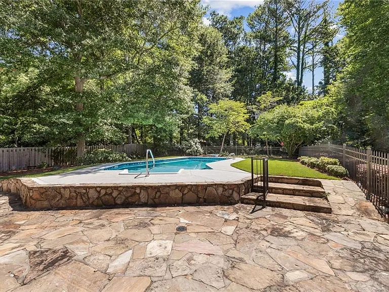 472 Barnesdale Dr — Photo 49