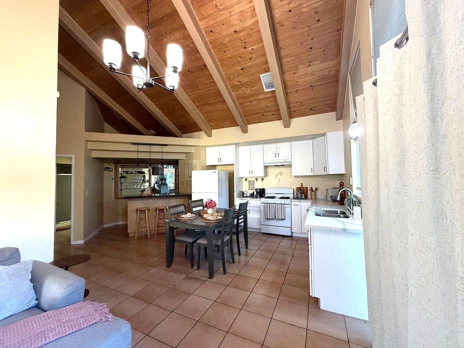1 bed, 450 sqft, $2,100 — Photo 3