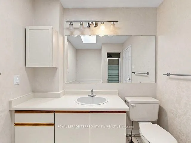 601 Roehampton Ave — Photo 11