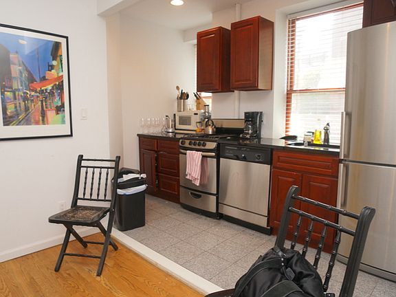 3rd image of 172 Prince St APT 1D
