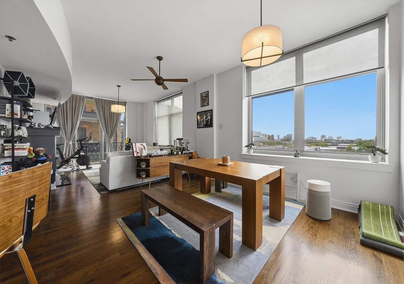 Stunning 2bd/1bth Corner Unit! — Photo 4