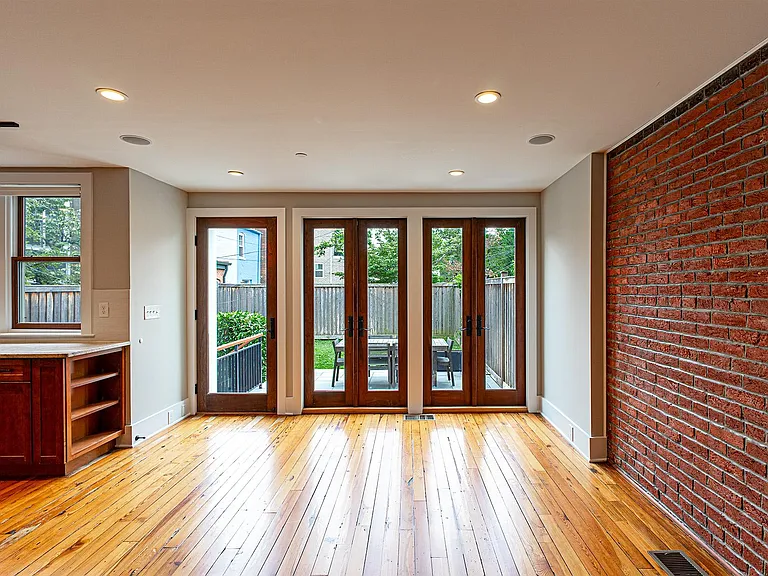325 D St SE — Photo 26