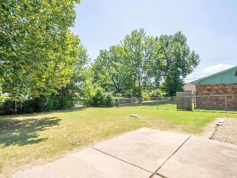 3321 S Ash Ave — Photo 19