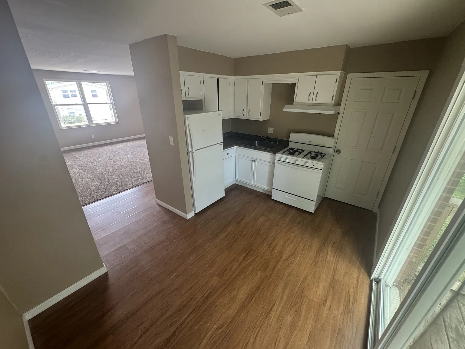 Castlewood Apartments — Photo 2