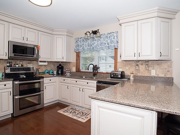 4th image of 11 Essex Ave