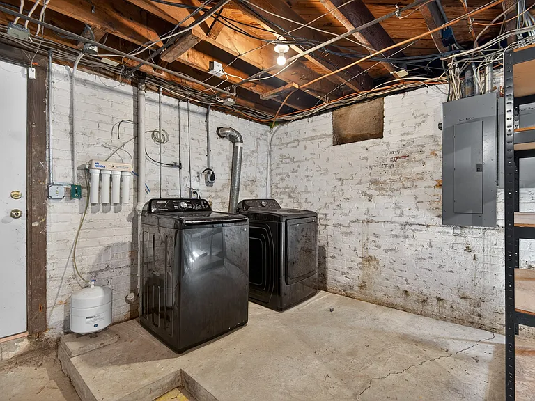 Washer/dryer (in basement)