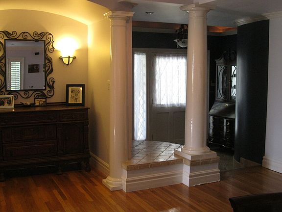 Entry/Living Room