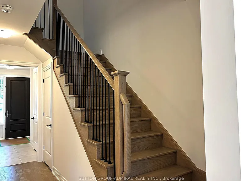 16 Donnacona Dr — Photo 8