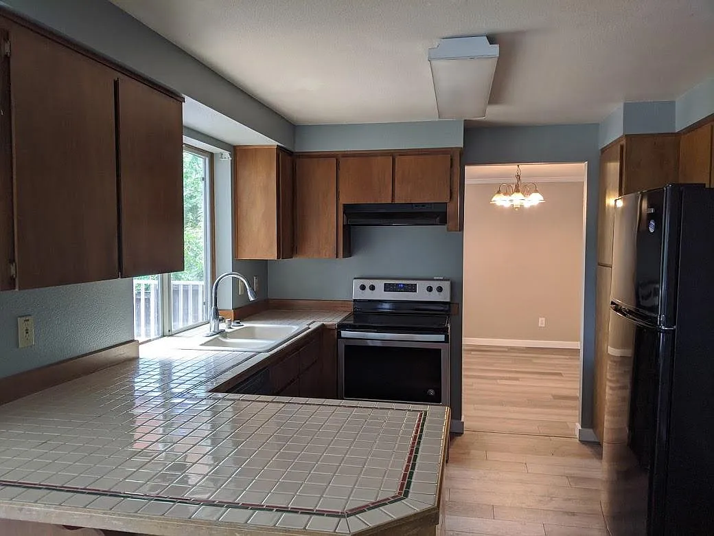 4 bed, 2.5 bath, 2654 sqft, $3,050 — Photo 4