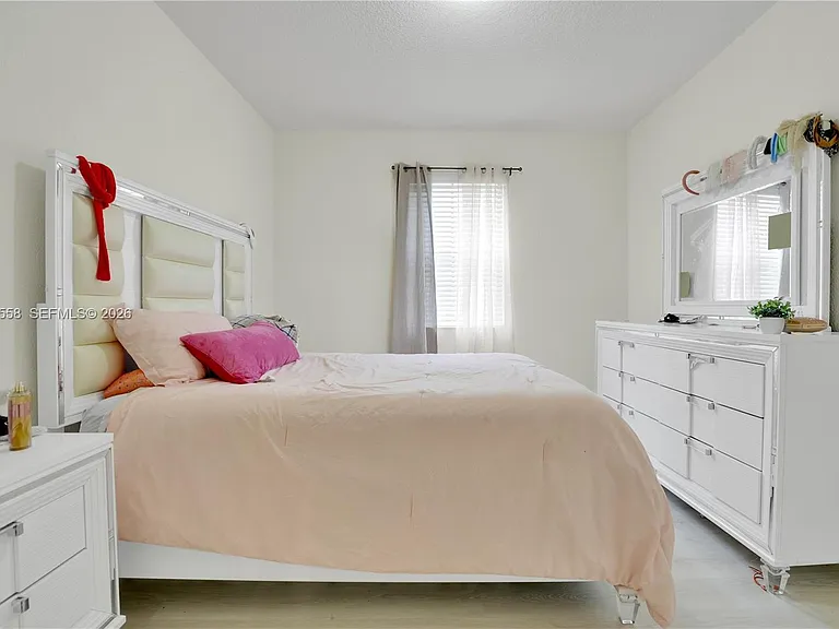 101 NE 37th Pl — Photo 14