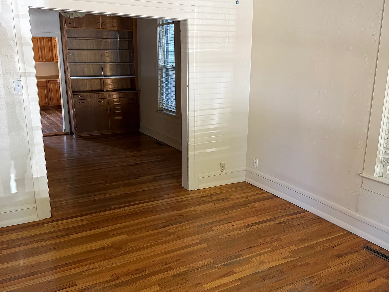 2 bed, 950 sqft, $1,400 — Photo 2