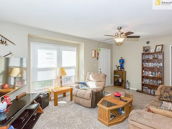 Newer Carpet and Light fixtures!