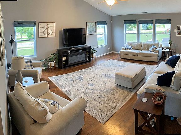 5th image of 683 Melrose Ct