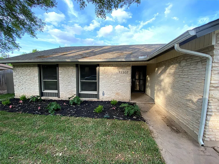 13307 Effingham St — Photo 3