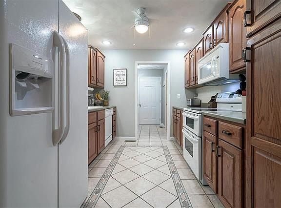 3rd image of 13381 Lakewood Dr