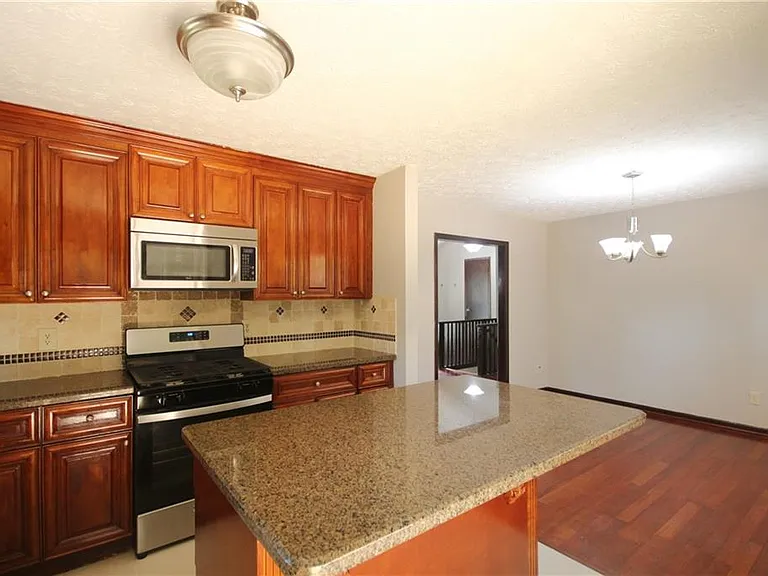 3310 Chastain Xing — Photo 10
