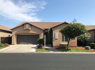 5977 E Via Miralago Dr, Fresno, CA 93727