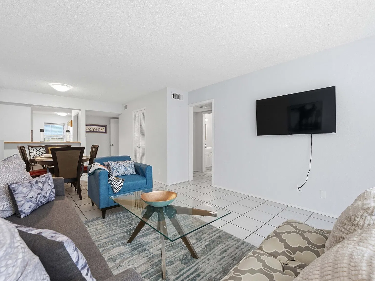 2 bed, 2.0 bath, 974 sqft, $1,600 — Photo 3