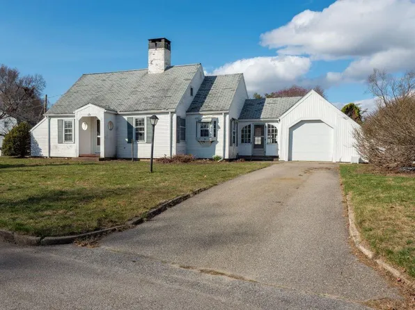 369 Manor Dr, Warwick, RI 02888