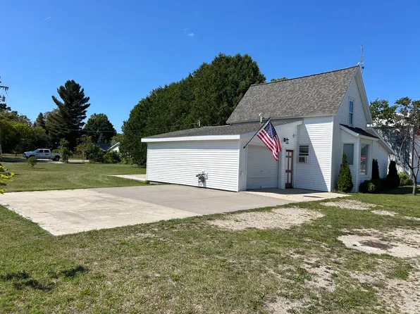 141 N Milton St, Pellston, MI 49769