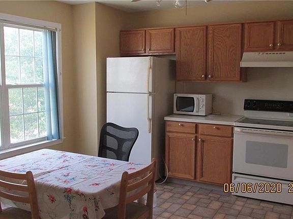 3rd image of 19 Heritage Ln
